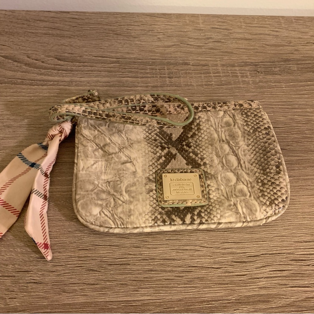 Wristlet wallet
